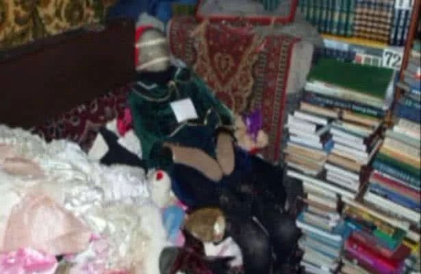 惊恐！男子偷150具女孩尸体做成洋娃娃放在卧室，给她们取名、开派对……
