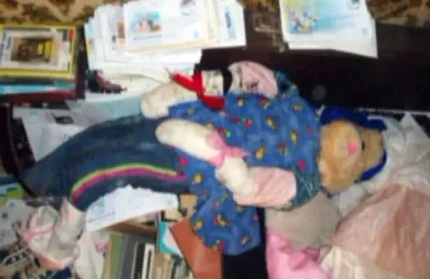 惊恐！男子偷150具女孩尸体做成洋娃娃放在卧室，给她们取名、开派对……