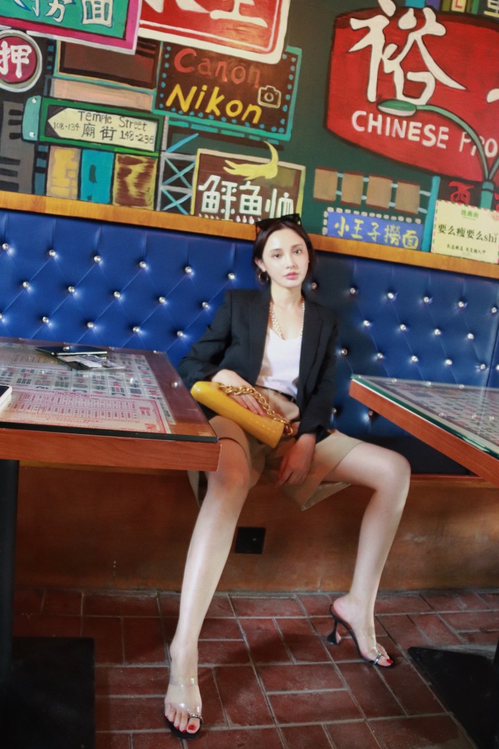 彭小苒西装造型上演“霸总出街”  粉丝喊话：憨憨变boss
